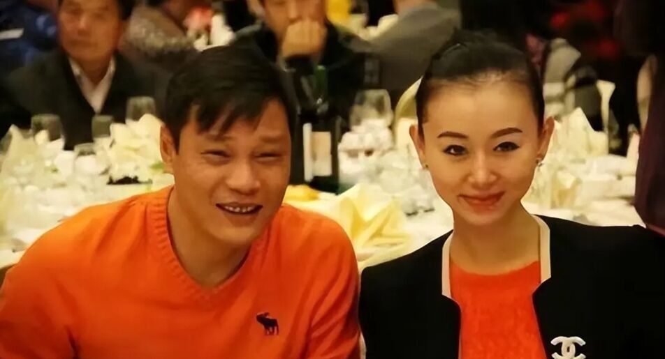 范志毅与他的第一任妻子：爱情与足球的交织